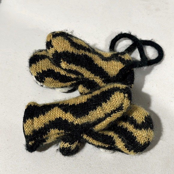 San Diego Hat Company Baby Fleece Lined Wool Tiger Mittens - Picture 5 of 7